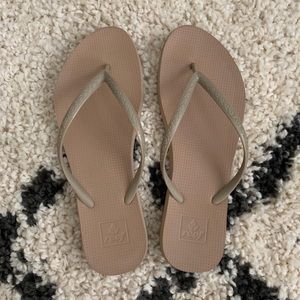 Reef flip flops in tan!
